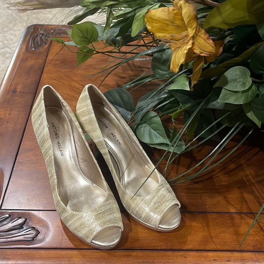 Gold, dressy platform, open-toe pump